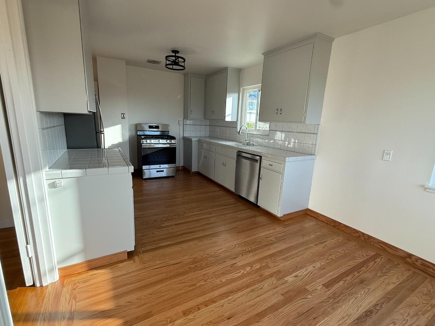 Detail Gallery Image 6 of 23 For 209 Malcolm Ave, Belmont,  CA 94002 - 2 Beds | 2 Baths