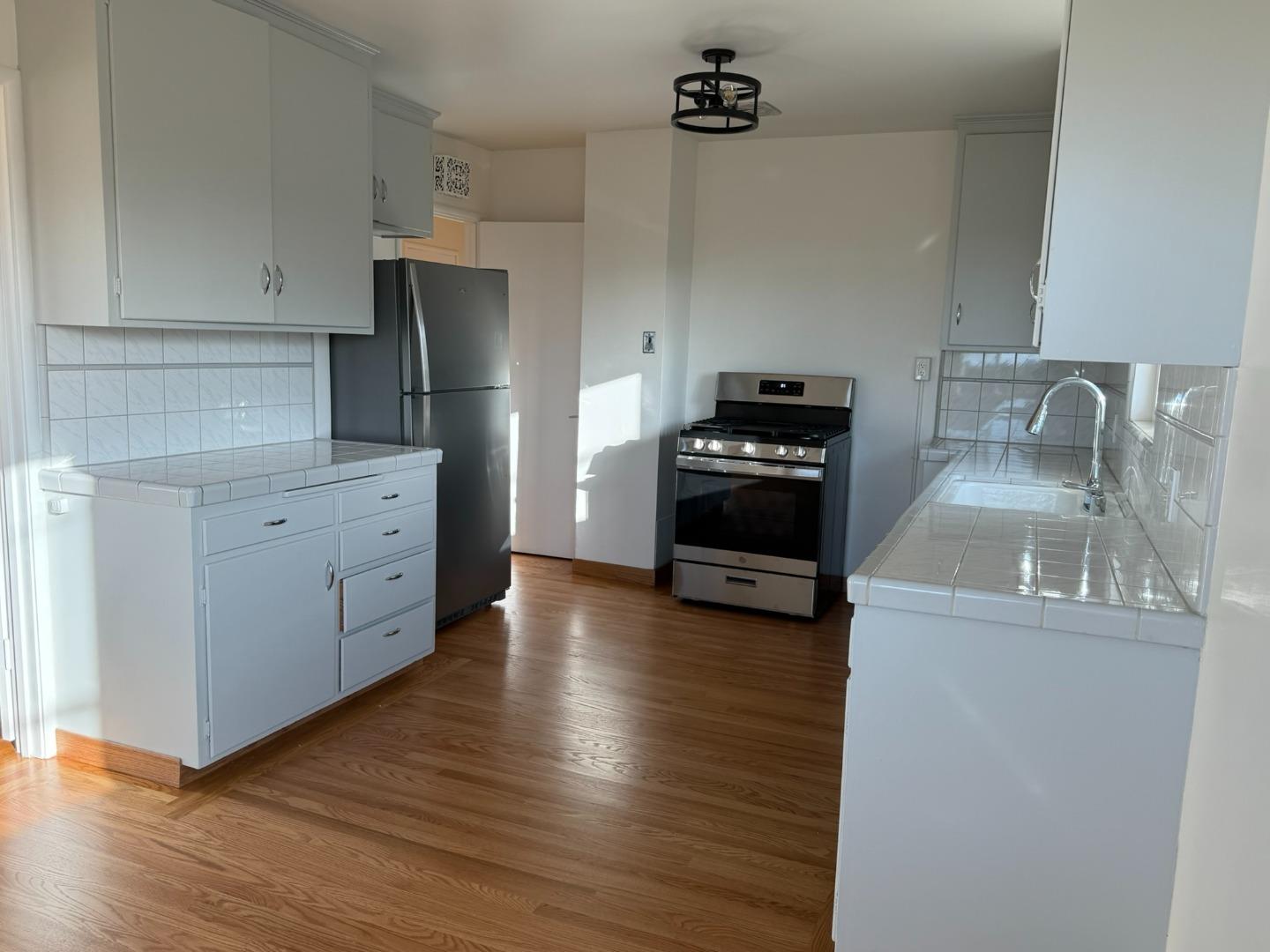 Detail Gallery Image 7 of 23 For 209 Malcolm Ave, Belmont,  CA 94002 - 2 Beds | 2 Baths