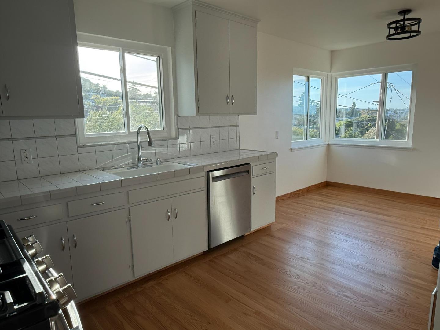 Detail Gallery Image 8 of 23 For 209 Malcolm Ave, Belmont,  CA 94002 - 2 Beds | 2 Baths