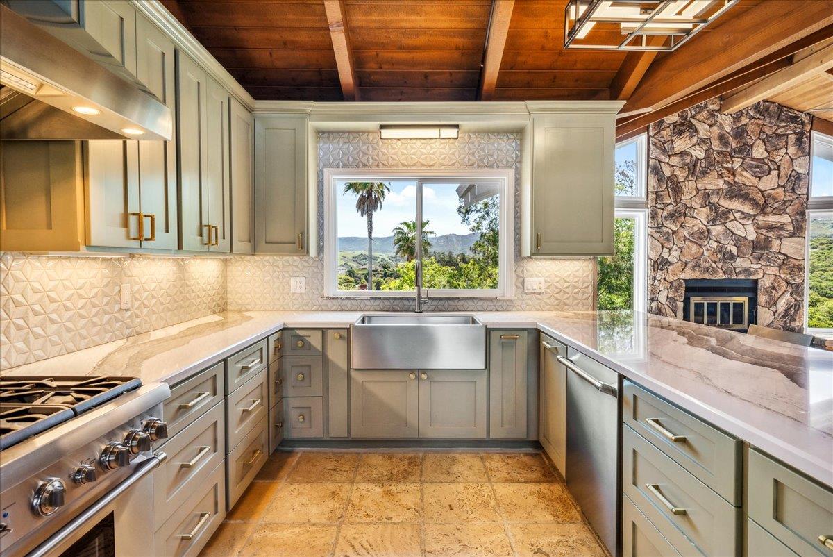 Detail Gallery Image 10 of 44 For 24805 Corte Poco, Salinas,  CA 93908 - 3 Beds | 3/1 Baths