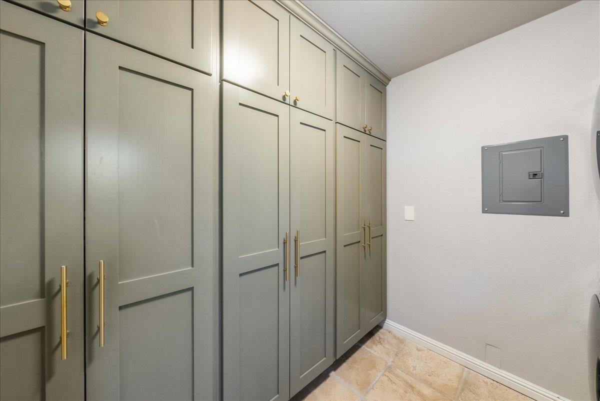 Detail Gallery Image 13 of 44 For 24805 Corte Poco, Salinas,  CA 93908 - 3 Beds | 3/1 Baths