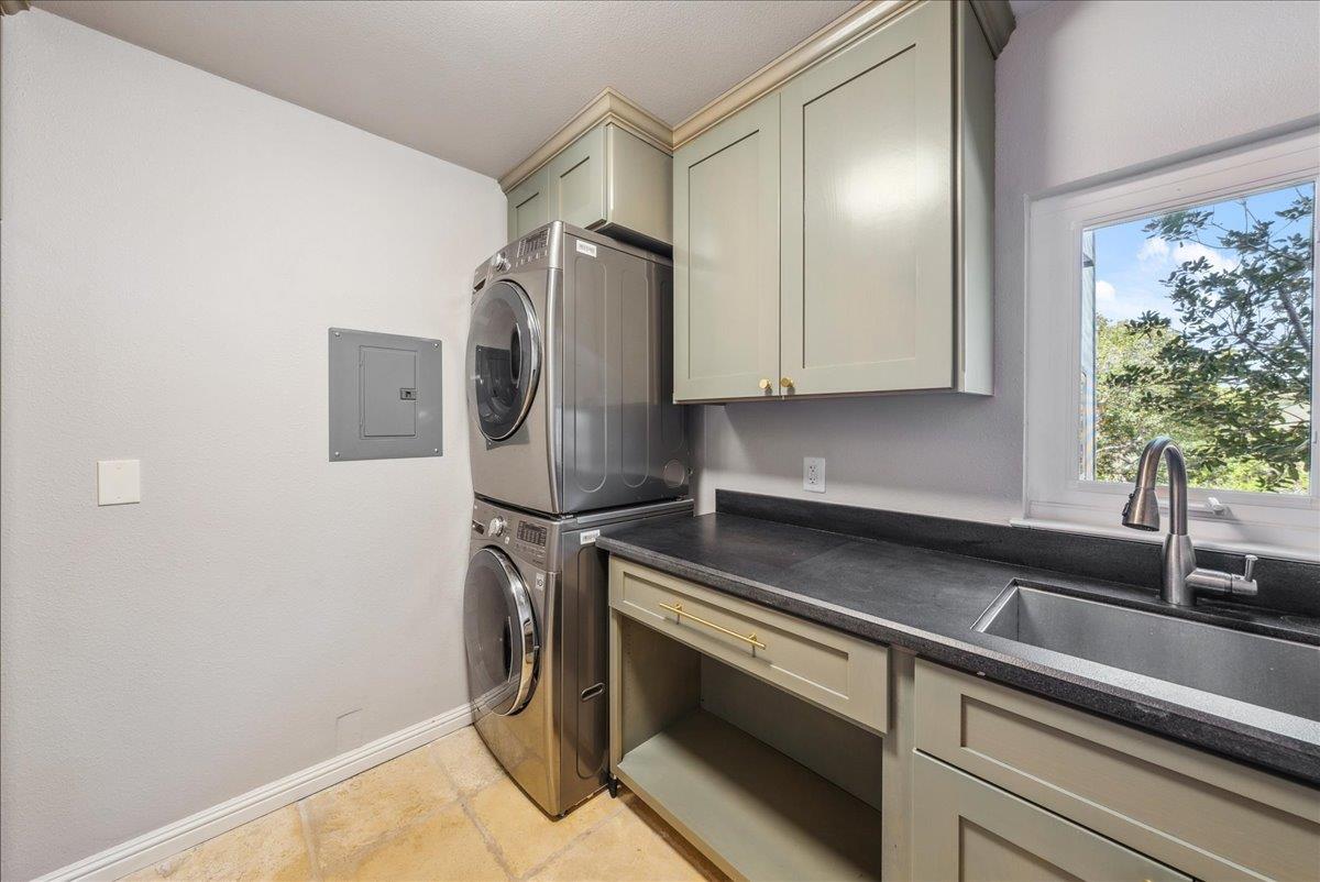 Detail Gallery Image 14 of 44 For 24805 Corte Poco, Salinas,  CA 93908 - 3 Beds | 3/1 Baths