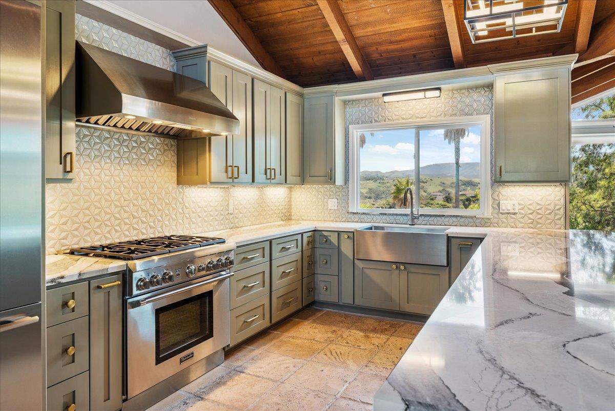 Detail Gallery Image 9 of 44 For 24805 Corte Poco, Salinas,  CA 93908 - 3 Beds | 3/1 Baths