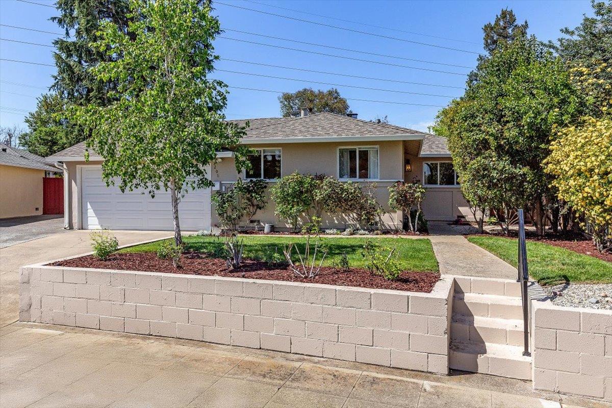 Detail Gallery Image 2 of 21 For 208 Carlester Dr, Los Gatos,  CA 95032 - 3 Beds | 2 Baths