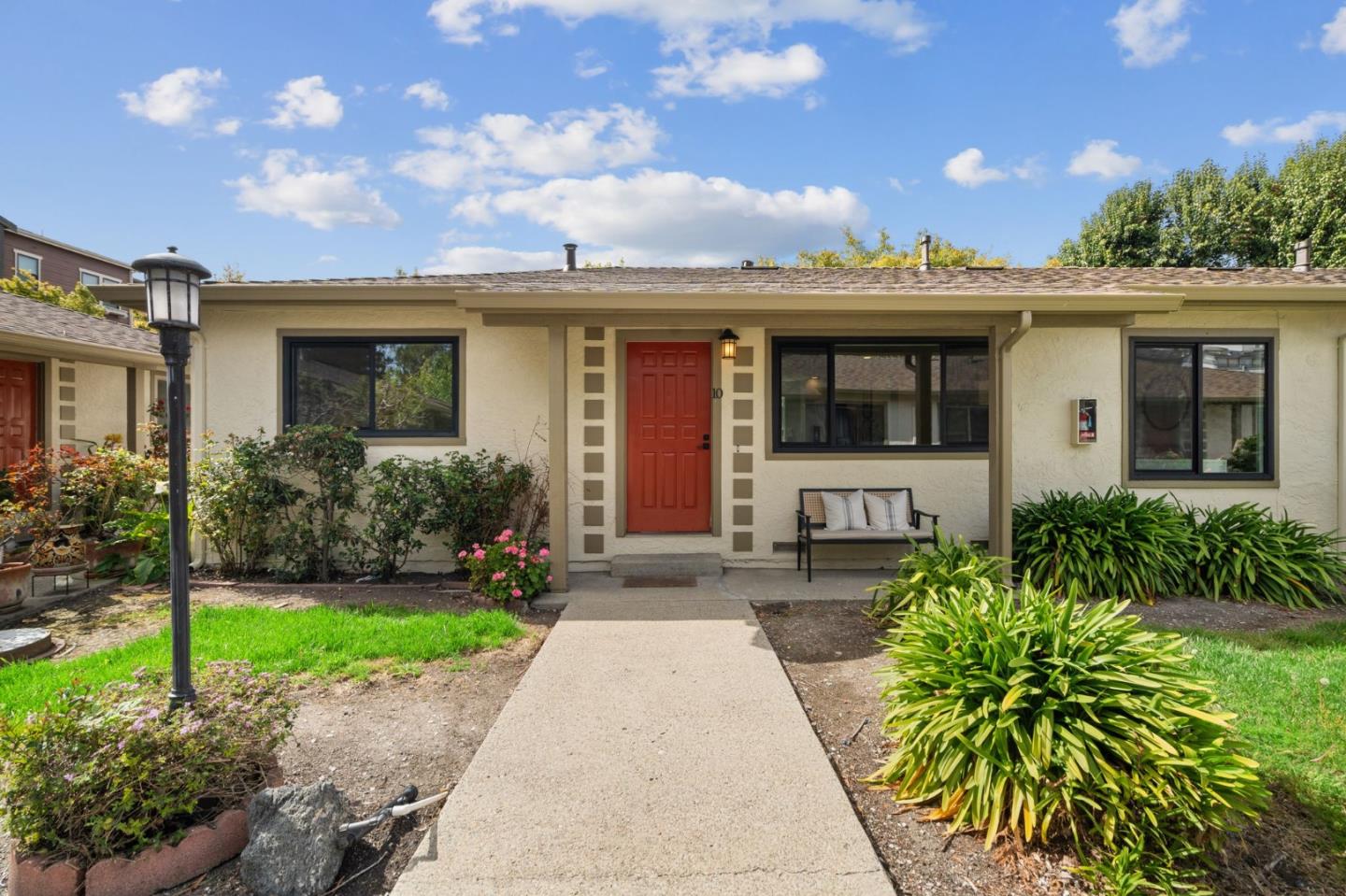 Detail Gallery Image 2 of 28 For 1947 San Luis #10,  Mountain View,  CA 94043 - 3 Beds | 2 Baths