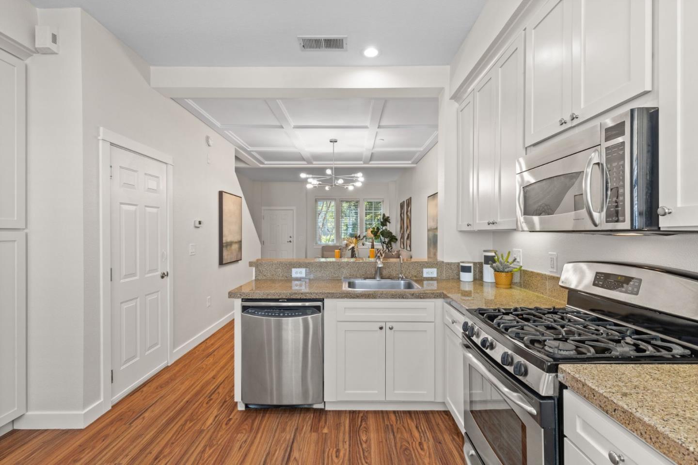 Detail Gallery Image 13 of 28 For 265 Kentdale Pl, San Jose,  CA 95126 - 4 Beds | 2/1 Baths