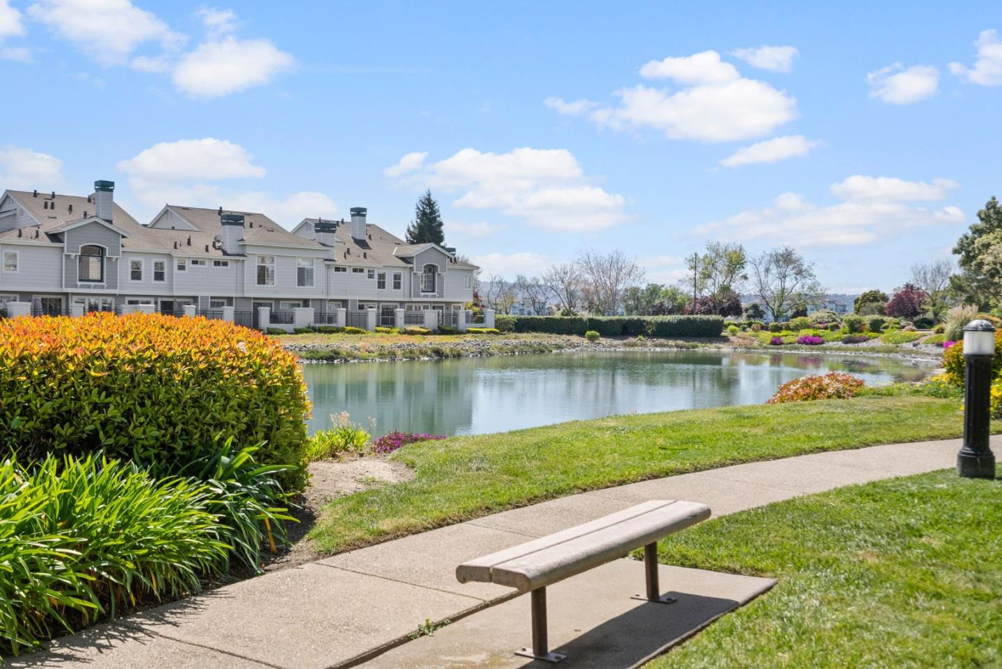 Detail Gallery Image 2 of 37 For 394 Genoa Dr, Redwood Shores,  CA 94065 - 2 Beds | 2/1 Baths