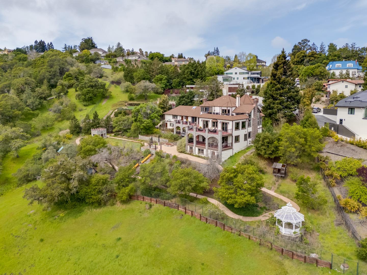Detail Gallery Image 2 of 54 For 40 Cinnamon Ct, Hillsborough,  CA 94010 - 5 Beds | 4/1 Baths