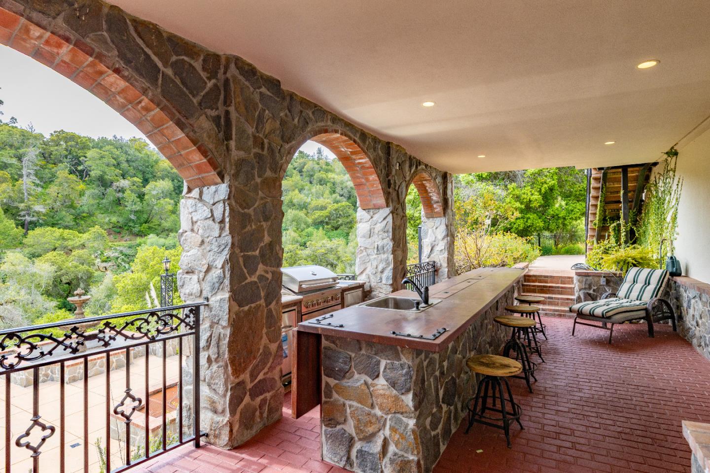 Detail Gallery Image 50 of 54 For 40 Cinnamon Ct, Hillsborough,  CA 94010 - 5 Beds | 4/1 Baths