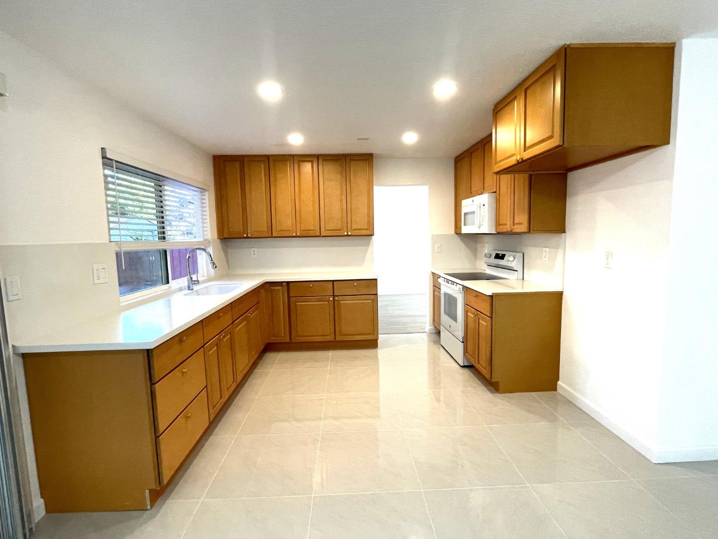 Detail Gallery Image 7 of 51 For 1982 Ensign Way, San Jose,  CA 95133 - 4 Beds | 2/1 Baths