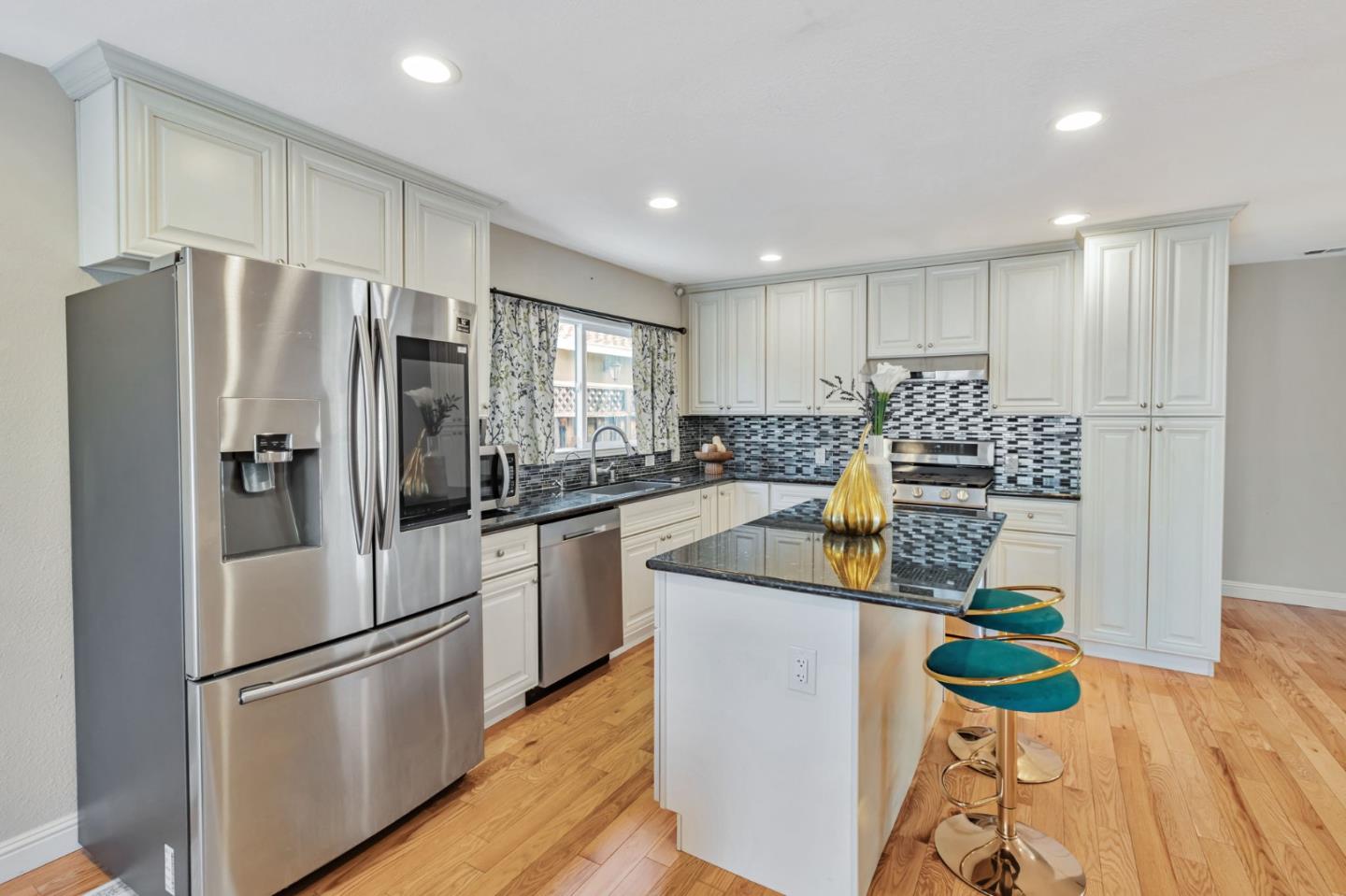 Detail Gallery Image 2 of 35 For 840 Corlista Dr, San Jose,  CA 95128 - 3 Beds | 2/1 Baths