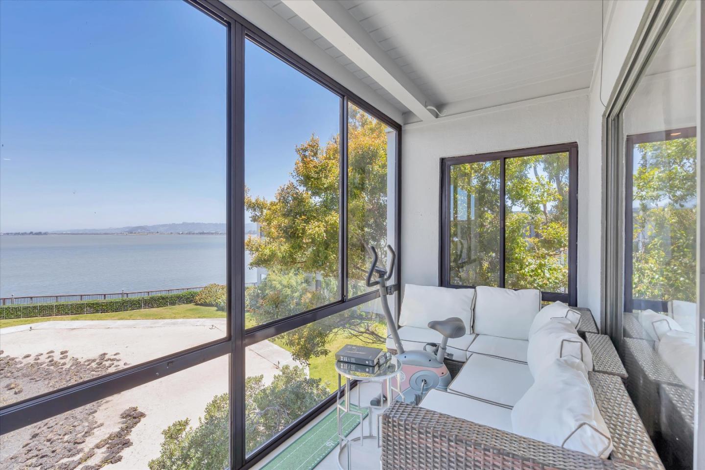 Detail Gallery Image 2 of 22 For 8 Admiral #331,  Emeryville,  CA 94608 - 1 Beds | 1 Baths
