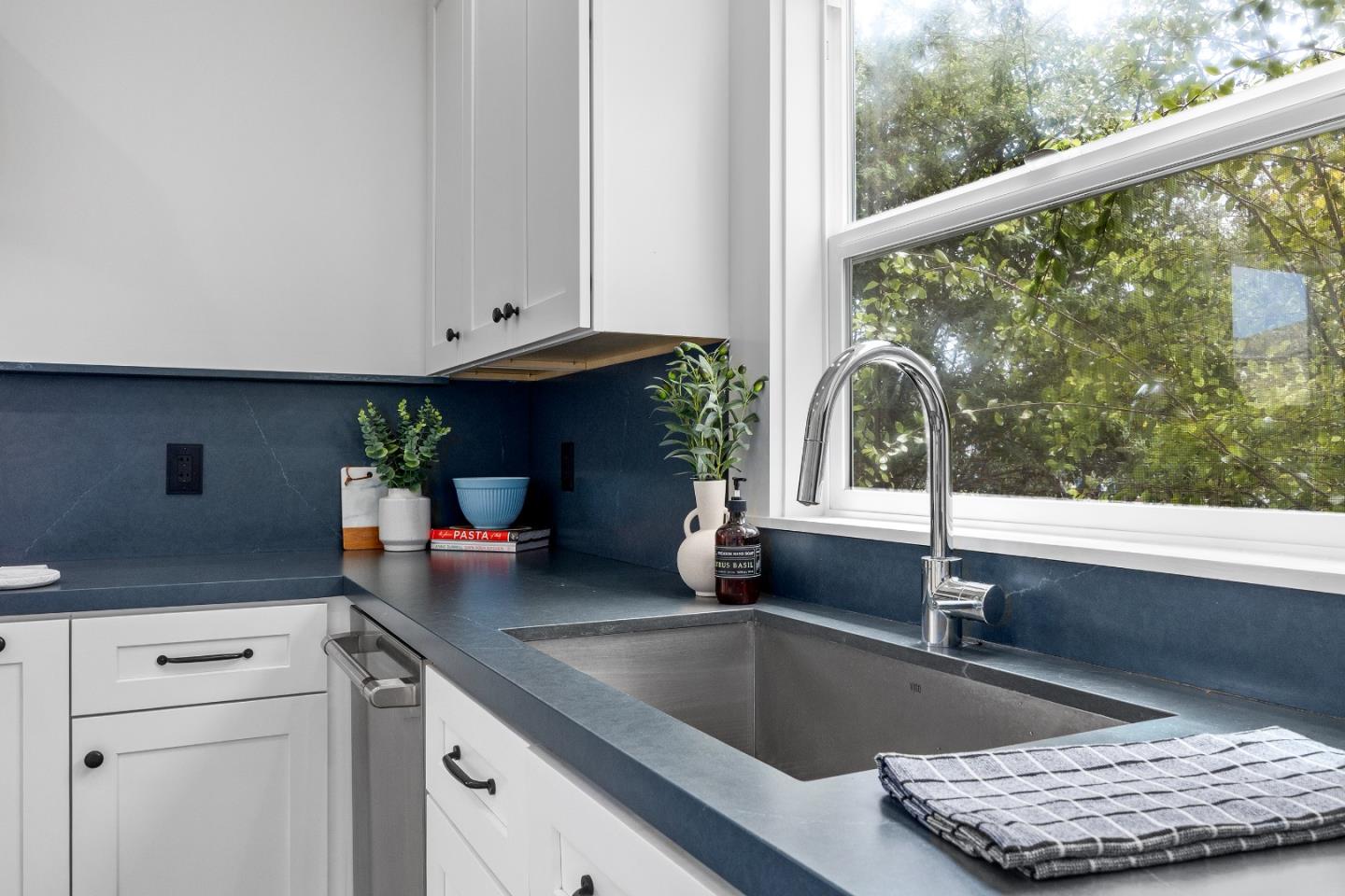 Detail Gallery Image 11 of 43 For 900 35th Ave, Santa Cruz,  CA 95062 - 3 Beds | 1/1 Baths