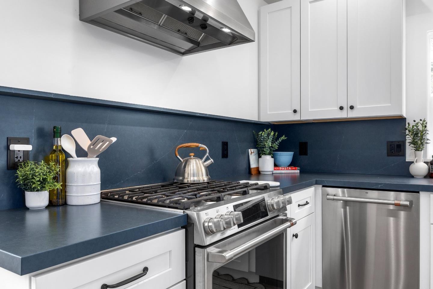 Detail Gallery Image 12 of 43 For 900 35th Ave, Santa Cruz,  CA 95062 - 3 Beds | 1/1 Baths