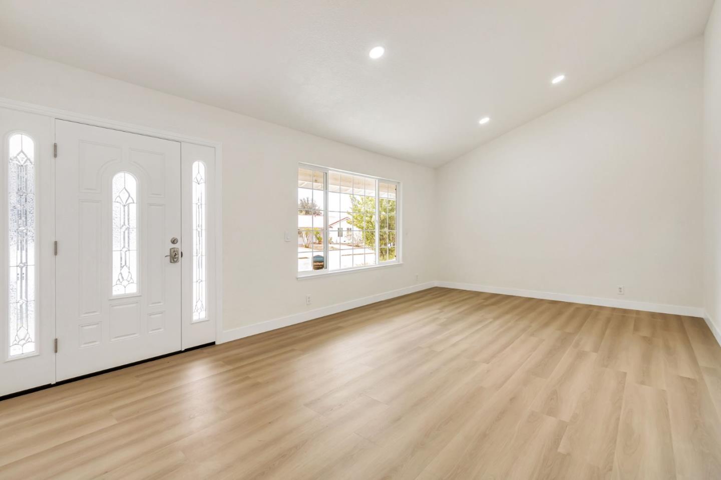 Detail Gallery Image 5 of 28 For 933 Faris Dr, San Jose,  CA 95111 - 3 Beds | 2 Baths