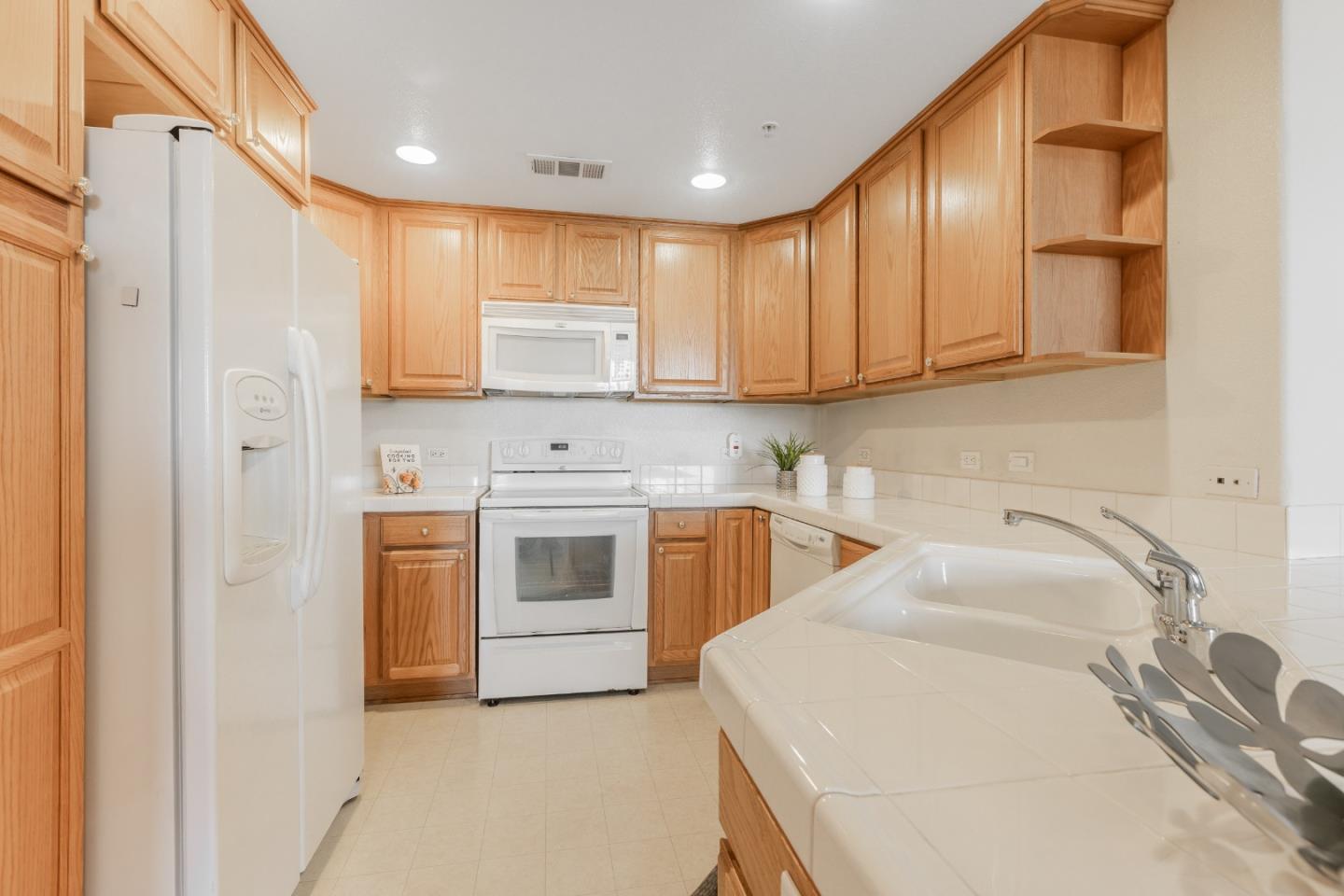 Detail Gallery Image 4 of 26 For 700 S Abel St #204,  Milpitas,  CA 95035 - 2 Beds | 2 Baths