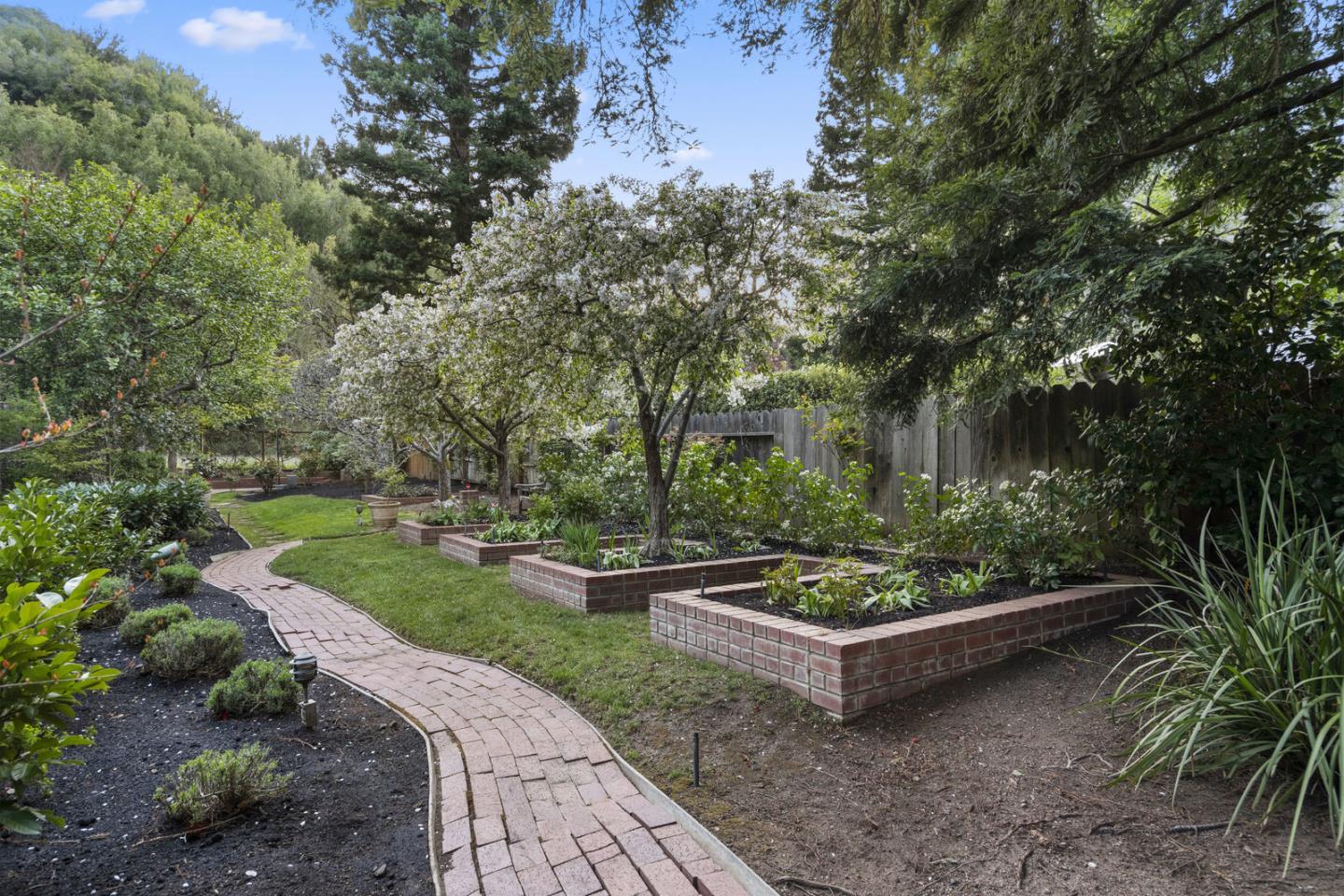 Detail Gallery Image 28 of 32 For 11991 Murietta Ln, Los Altos Hills,  CA 94022 - 5 Beds | 5/1 Baths