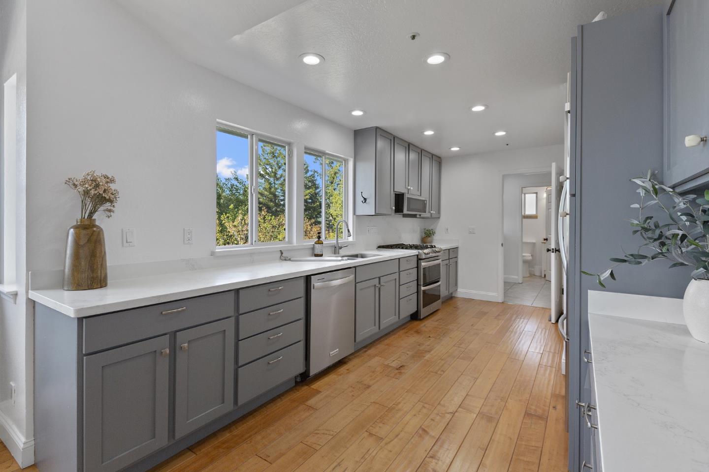 Detail Gallery Image 20 of 68 For 24865 Skyland Rd, Los Gatos,  CA 95033 - 4 Beds | 3 Baths
