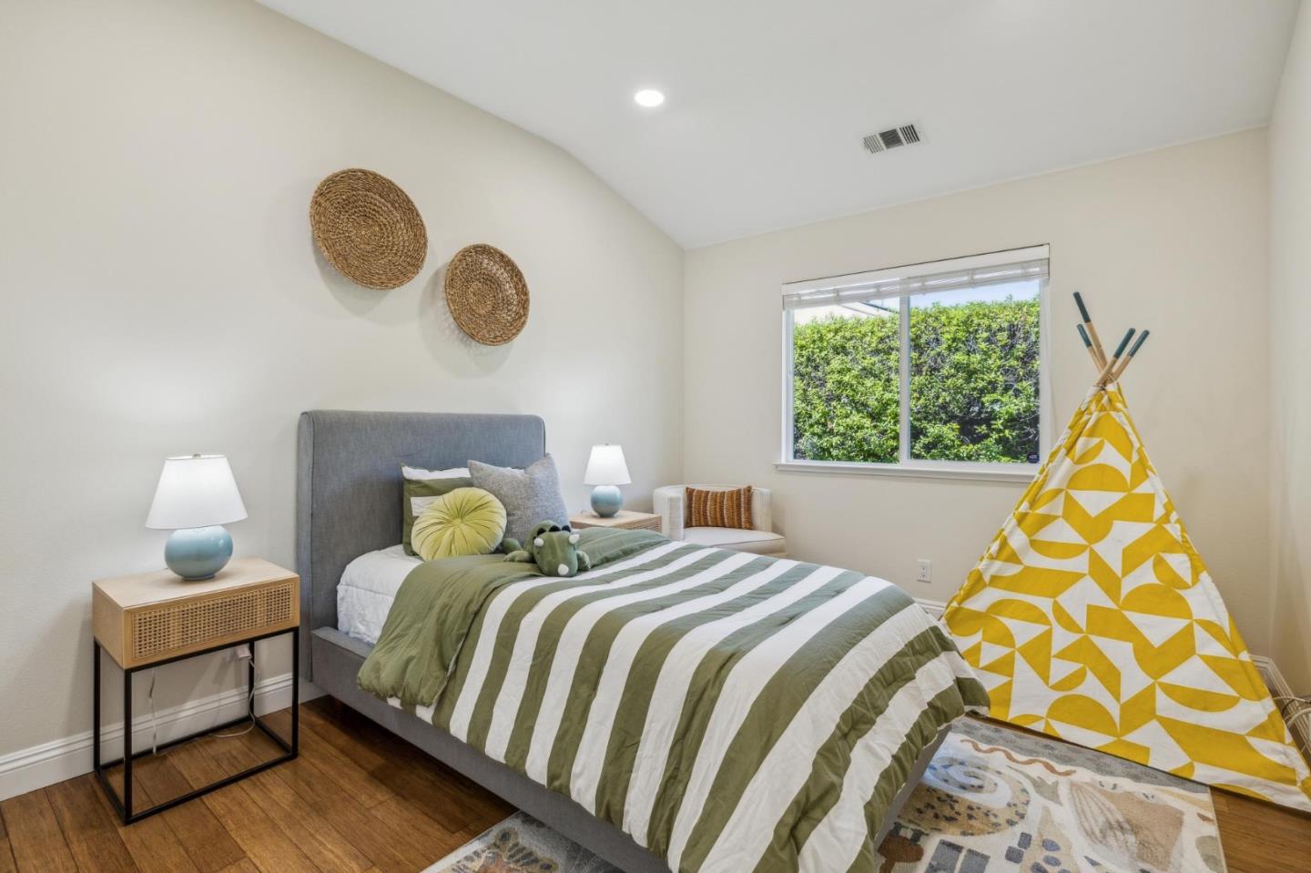 Detail Gallery Image 28 of 48 For 2031 Farndon Ave, Los Altos,  CA 94024 - 4 Beds | 2/1 Baths
