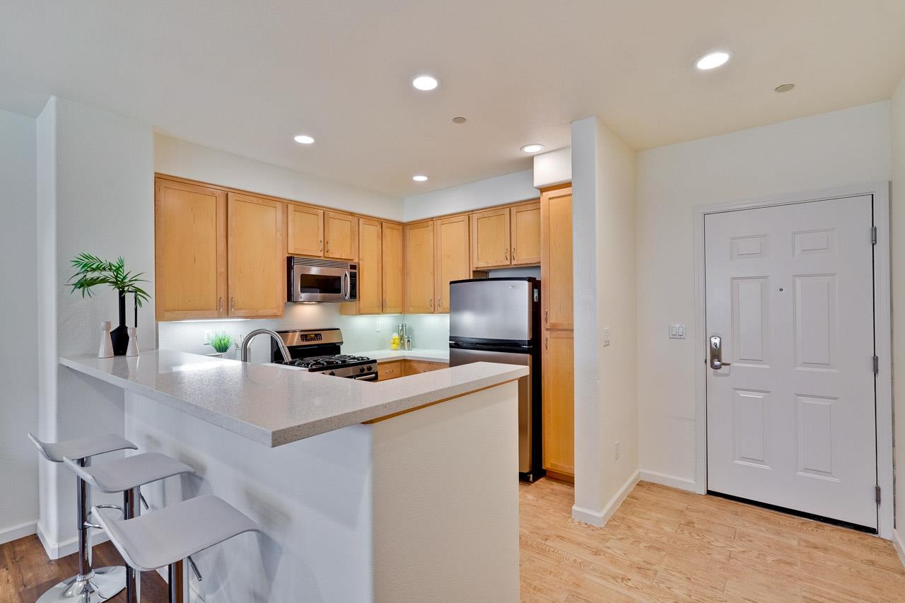 Detail Gallery Image 2 of 30 For 20500 Town Center Ln #176,  Cupertino,  CA 95014 - 3 Beds | 2 Baths