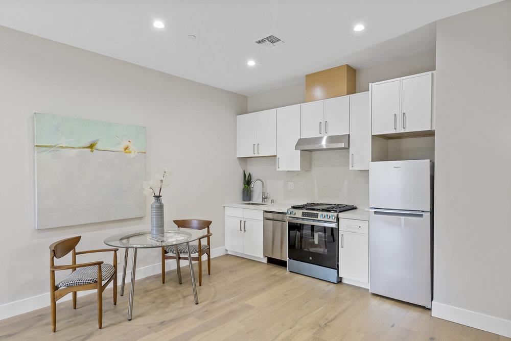 Detail Gallery Image 23 of 102 For 1303 American Way, Menlo Park,  CA 94025 - 5 Beds | 5/2 Baths