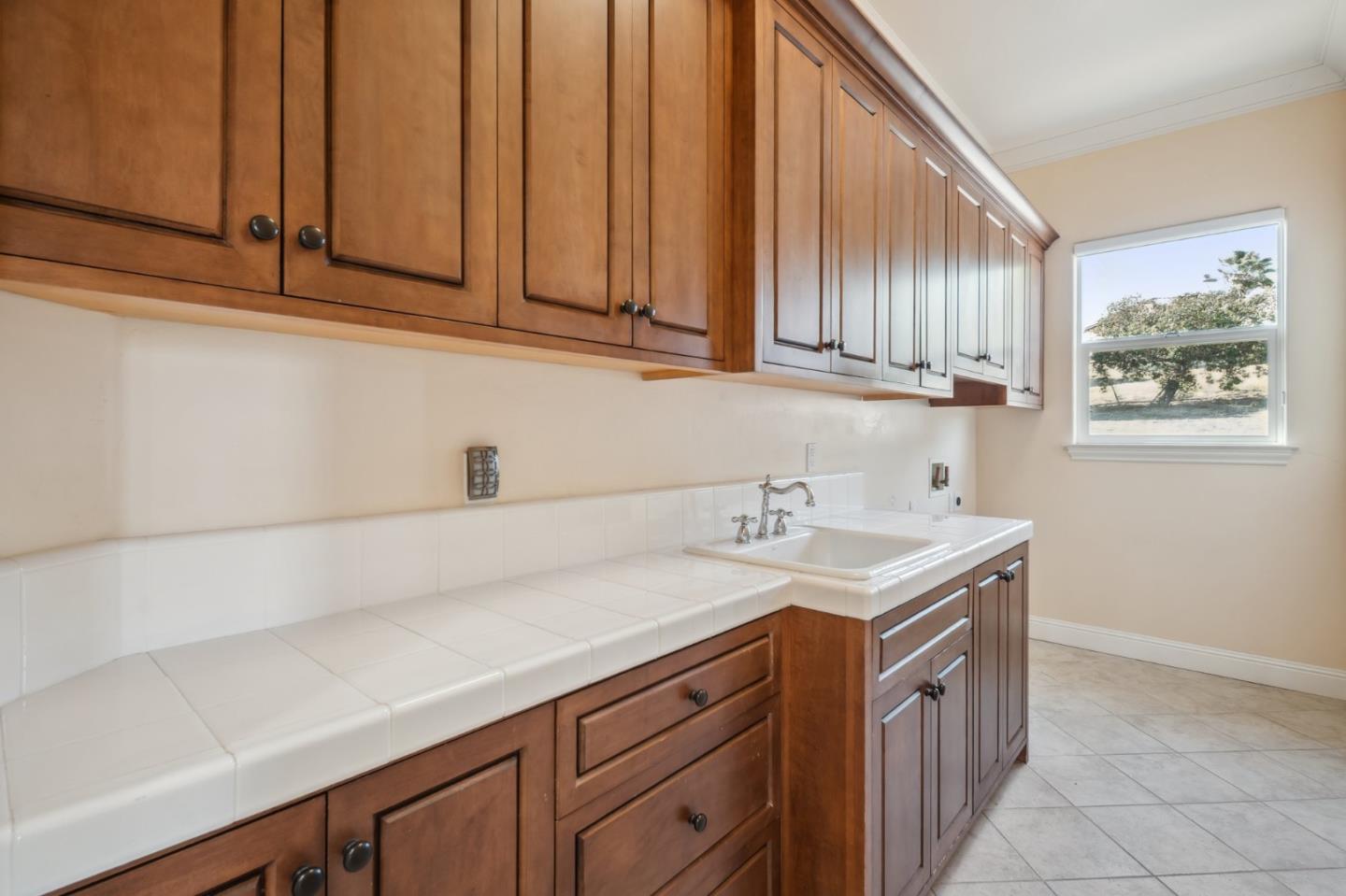 Detail Gallery Image 16 of 89 For 4165 Ashford Cir, Hollister,  CA 95023 - 5 Beds | 3 Baths