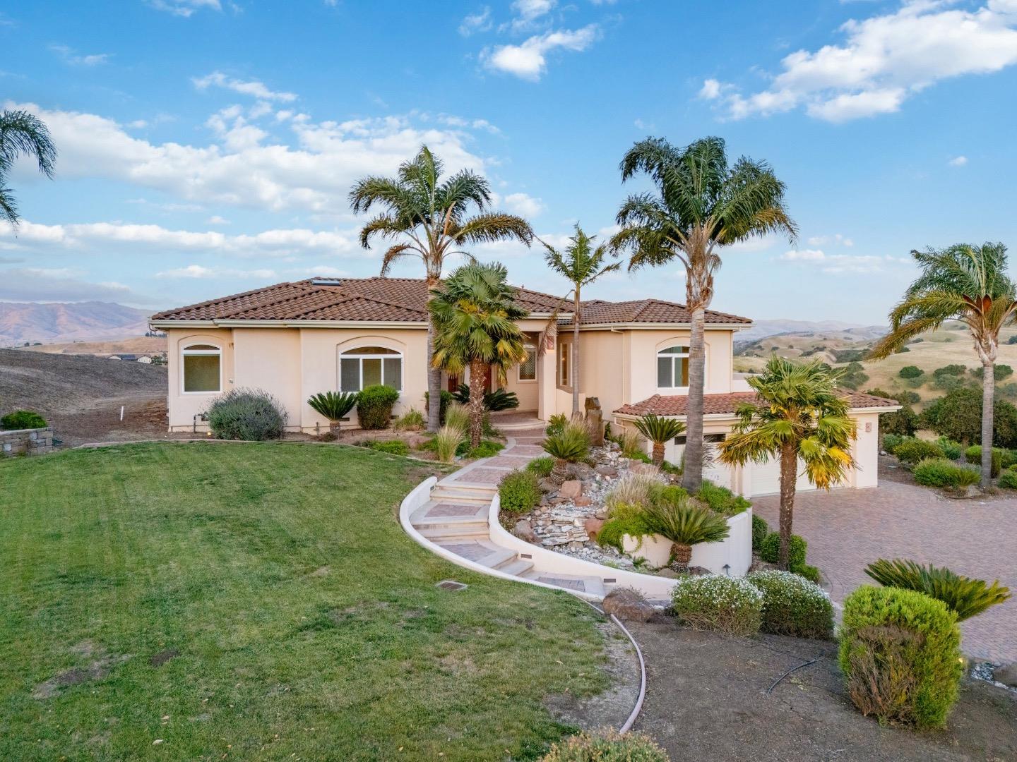 Detail Gallery Image 4 of 89 For 4165 Ashford Cir, Hollister,  CA 95023 - 5 Beds | 3 Baths