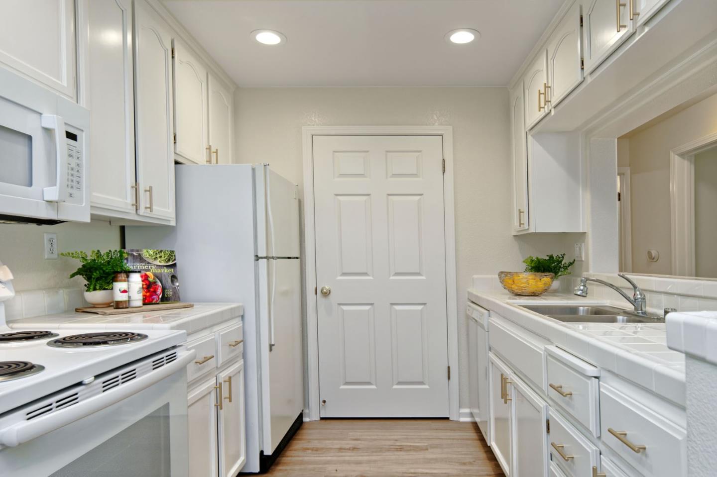 Detail Gallery Image 10 of 40 For 5947 Lake Hennessy Ct, San Jose,  CA 95123 - 1 Beds | 1 Baths