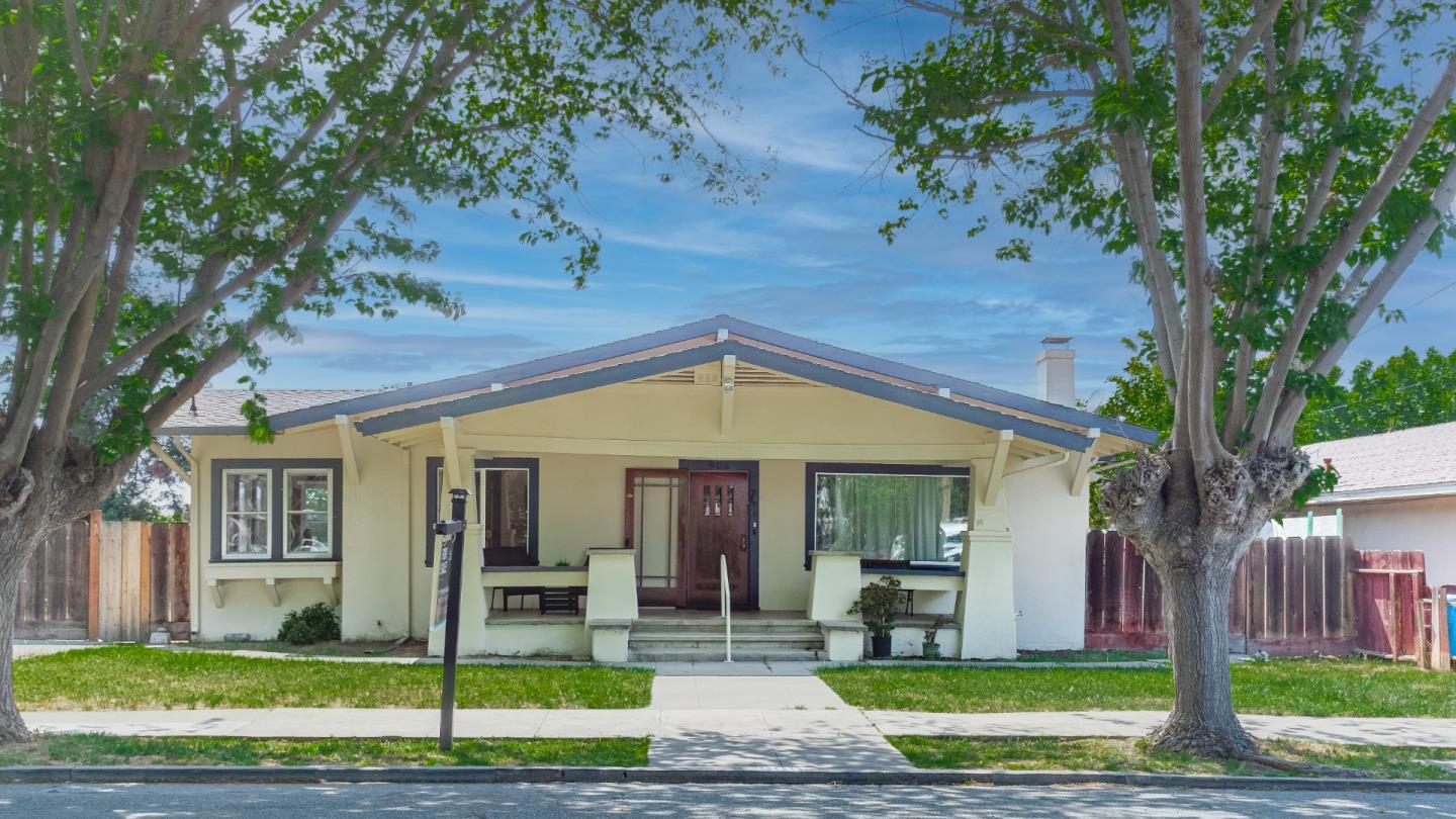 Detail Gallery Image 1 of 39 For 906 West St, Hollister,  CA 95023 - 3 Beds | 1/1 Baths