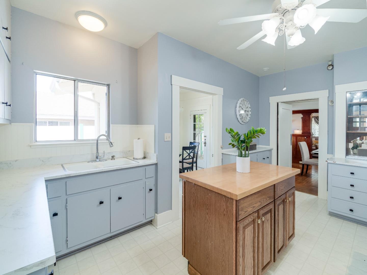 Detail Gallery Image 10 of 39 For 906 West St, Hollister,  CA 95023 - 3 Beds | 1/1 Baths