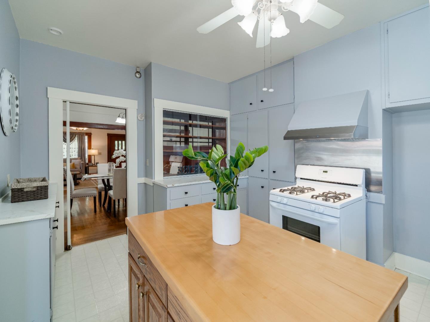 Detail Gallery Image 11 of 39 For 906 West St, Hollister,  CA 95023 - 3 Beds | 1/1 Baths