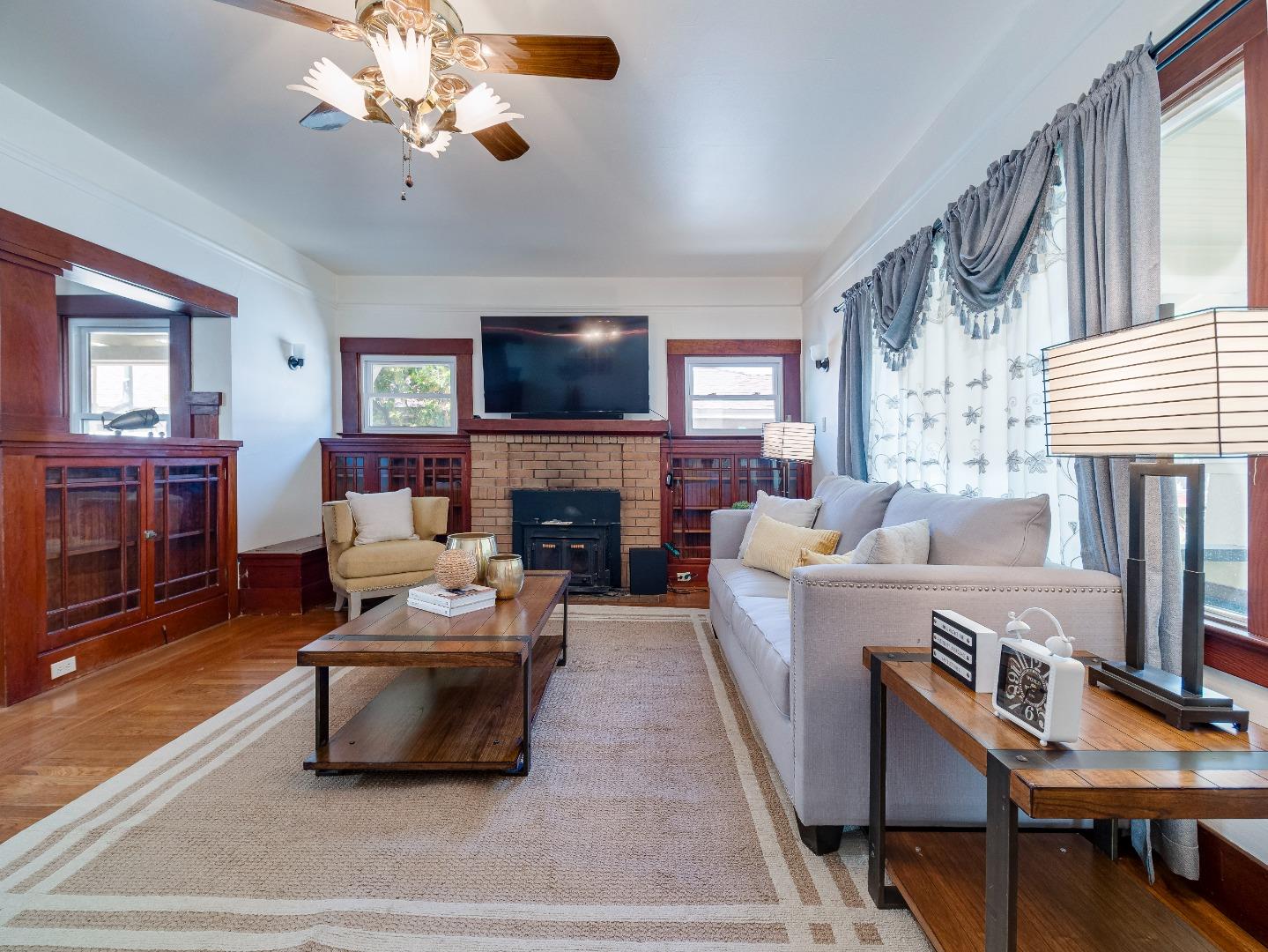 Detail Gallery Image 4 of 39 For 906 West St, Hollister,  CA 95023 - 3 Beds | 1/1 Baths