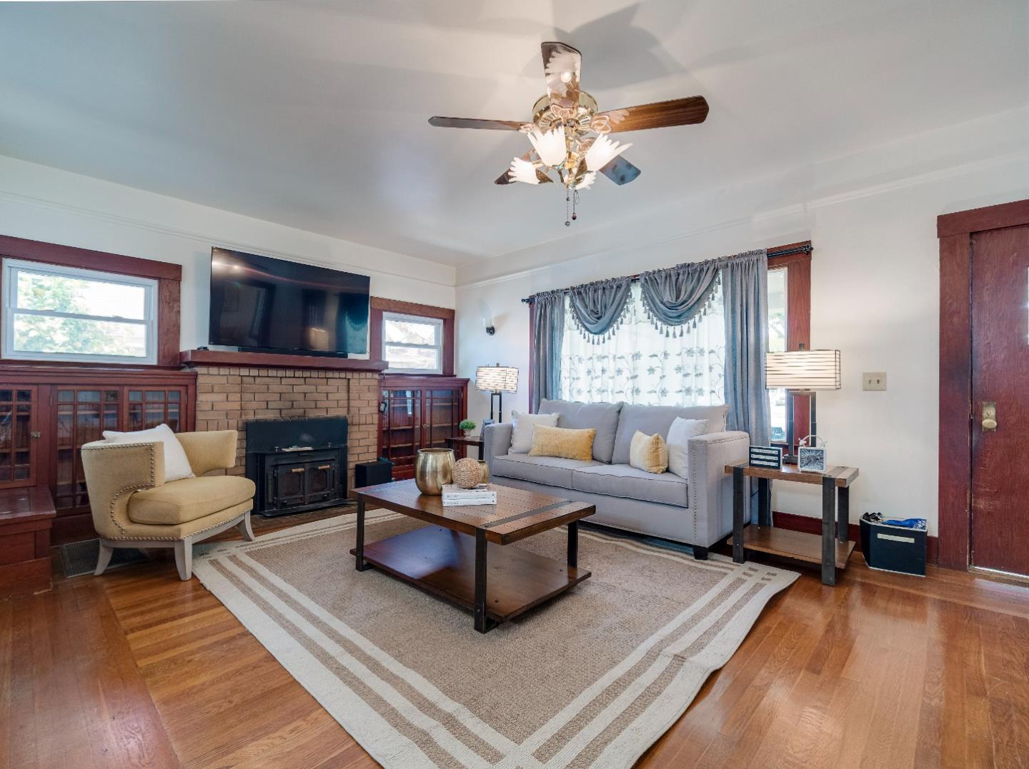 Detail Gallery Image 5 of 39 For 906 West St, Hollister,  CA 95023 - 3 Beds | 1/1 Baths