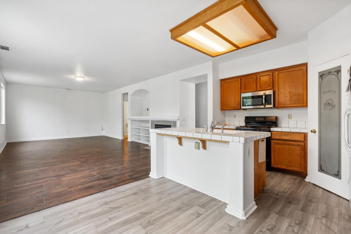 Detail Gallery Image 2 of 44 For 4114 Van Gogh Ct, Stockton,  CA 95206 - 4 Beds | 2/1 Baths