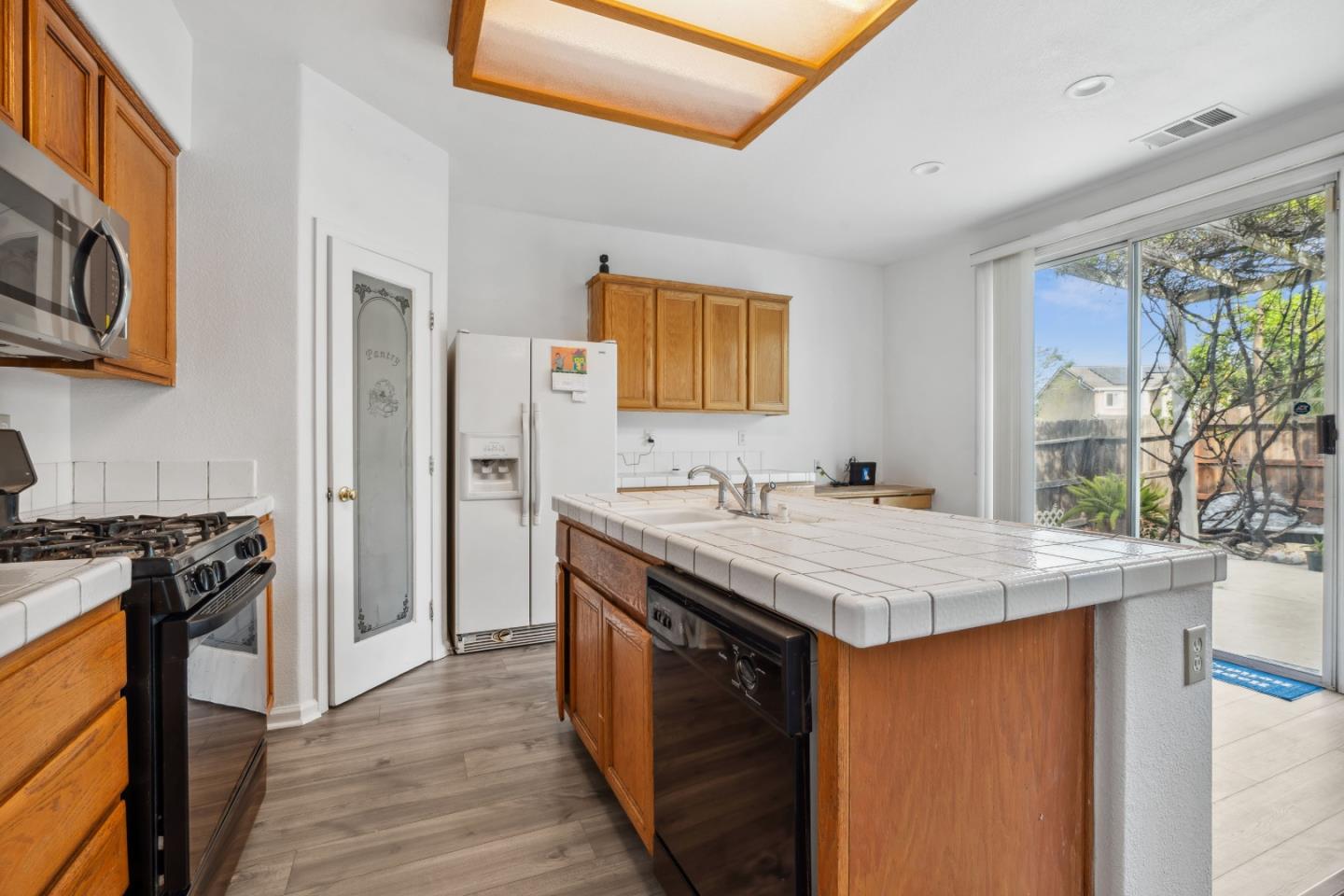 Detail Gallery Image 4 of 44 For 4114 Van Gogh Ct, Stockton,  CA 95206 - 4 Beds | 2/1 Baths