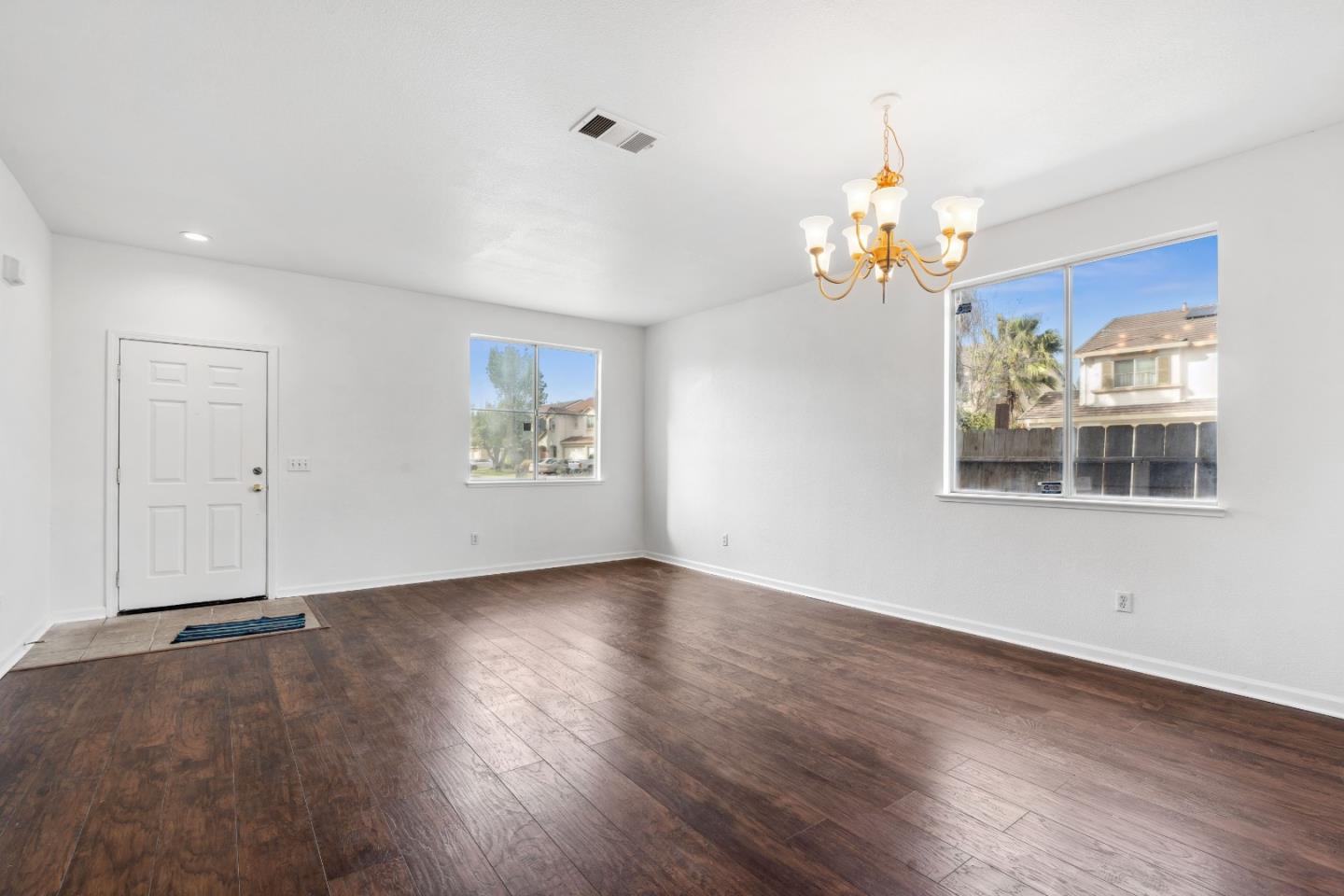 Detail Gallery Image 8 of 44 For 4114 Van Gogh Ct, Stockton,  CA 95206 - 4 Beds | 2/1 Baths