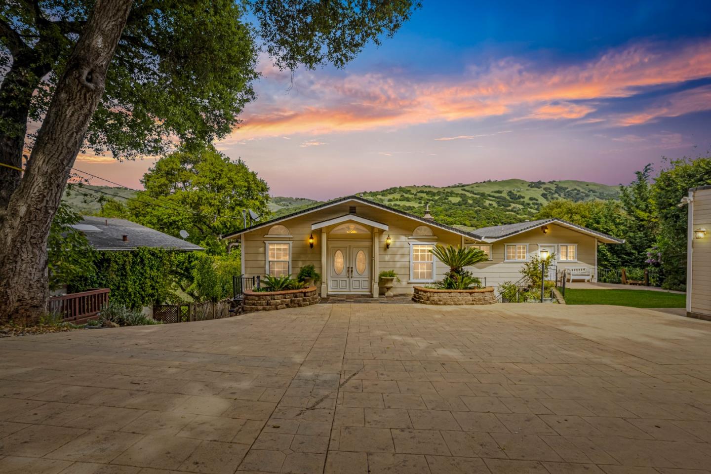 Detail Gallery Image 2 of 67 For 17480 Hoot Owl Way, Morgan Hill,  CA 95037 - 7 Beds | 5 Baths