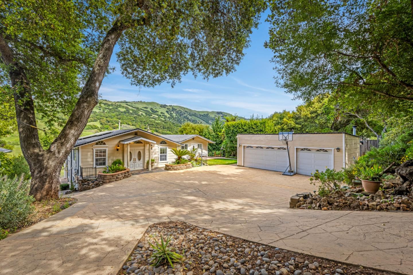 Detail Gallery Image 4 of 67 For 17480 Hoot Owl Way, Morgan Hill,  CA 95037 - 7 Beds | 5 Baths