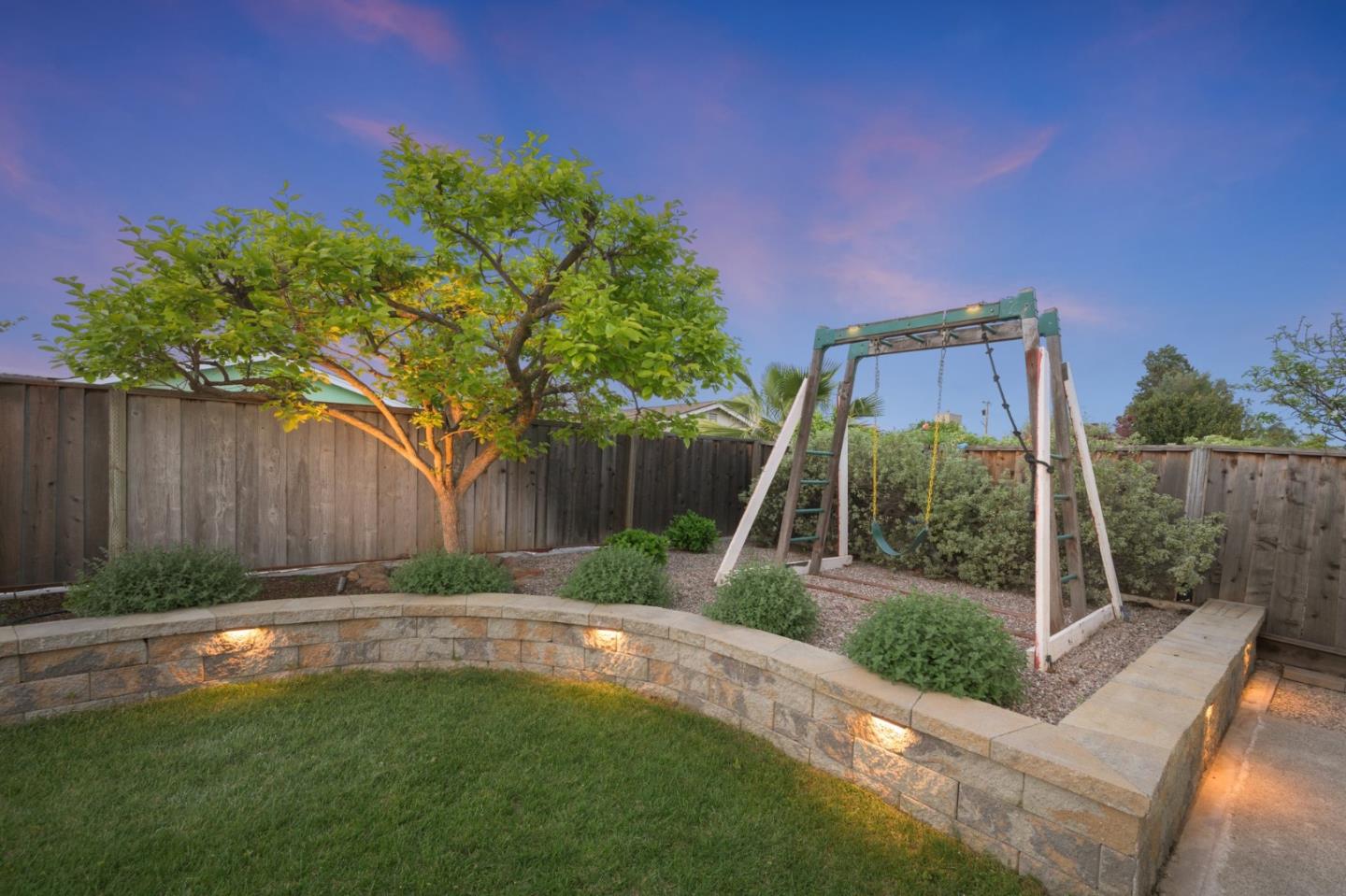 Detail Gallery Image 19 of 26 For 1699 Zinnia Ln, San Jose,  CA 95124 - 4 Beds | 2 Baths
