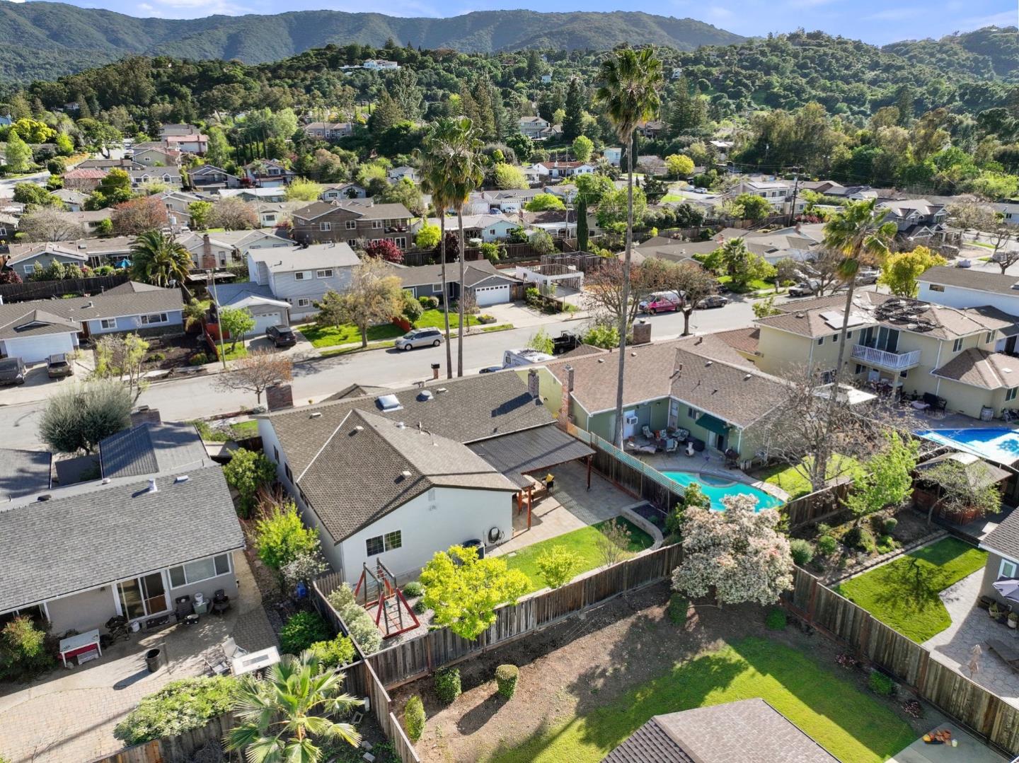 Detail Gallery Image 25 of 26 For 1699 Zinnia Ln, San Jose,  CA 95124 - 4 Beds | 2 Baths