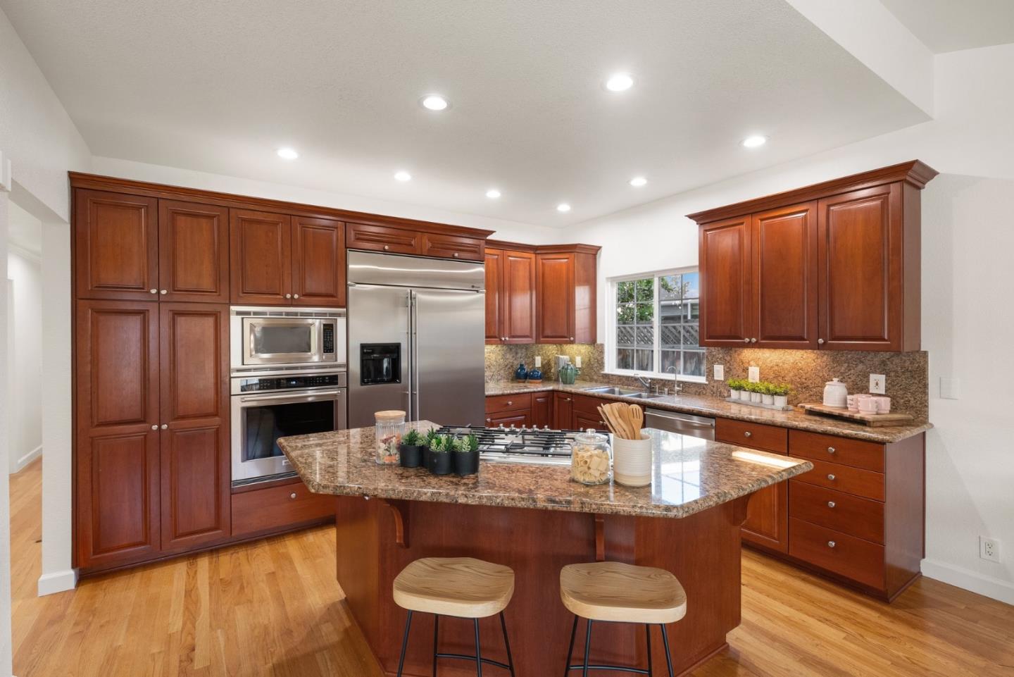 Detail Gallery Image 4 of 26 For 1699 Zinnia Ln, San Jose,  CA 95124 - 4 Beds | 2 Baths