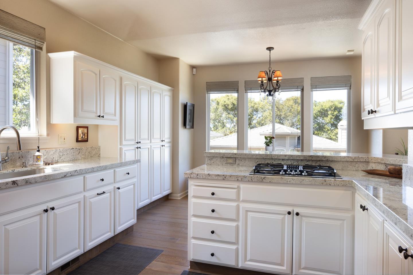 Detail Gallery Image 10 of 25 For 10480 Fairway Ln, Carmel,  CA 93923 - 3 Beds | 3 Baths
