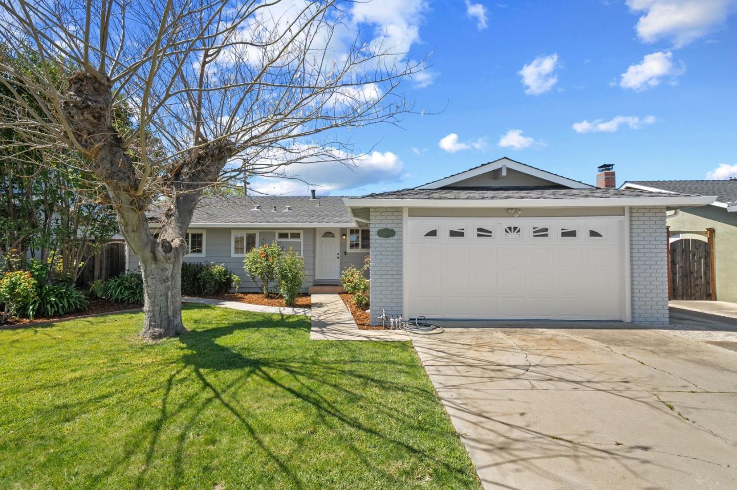 Detail Gallery Image 1 of 29 For 5571 Sunny Oaks Dr, San Jose,  CA 95123 - 3 Beds | 2 Baths