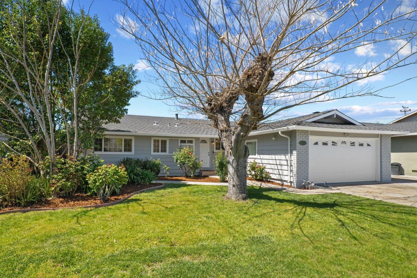 Detail Gallery Image 2 of 29 For 5571 Sunny Oaks Dr, San Jose,  CA 95123 - 3 Beds | 2 Baths