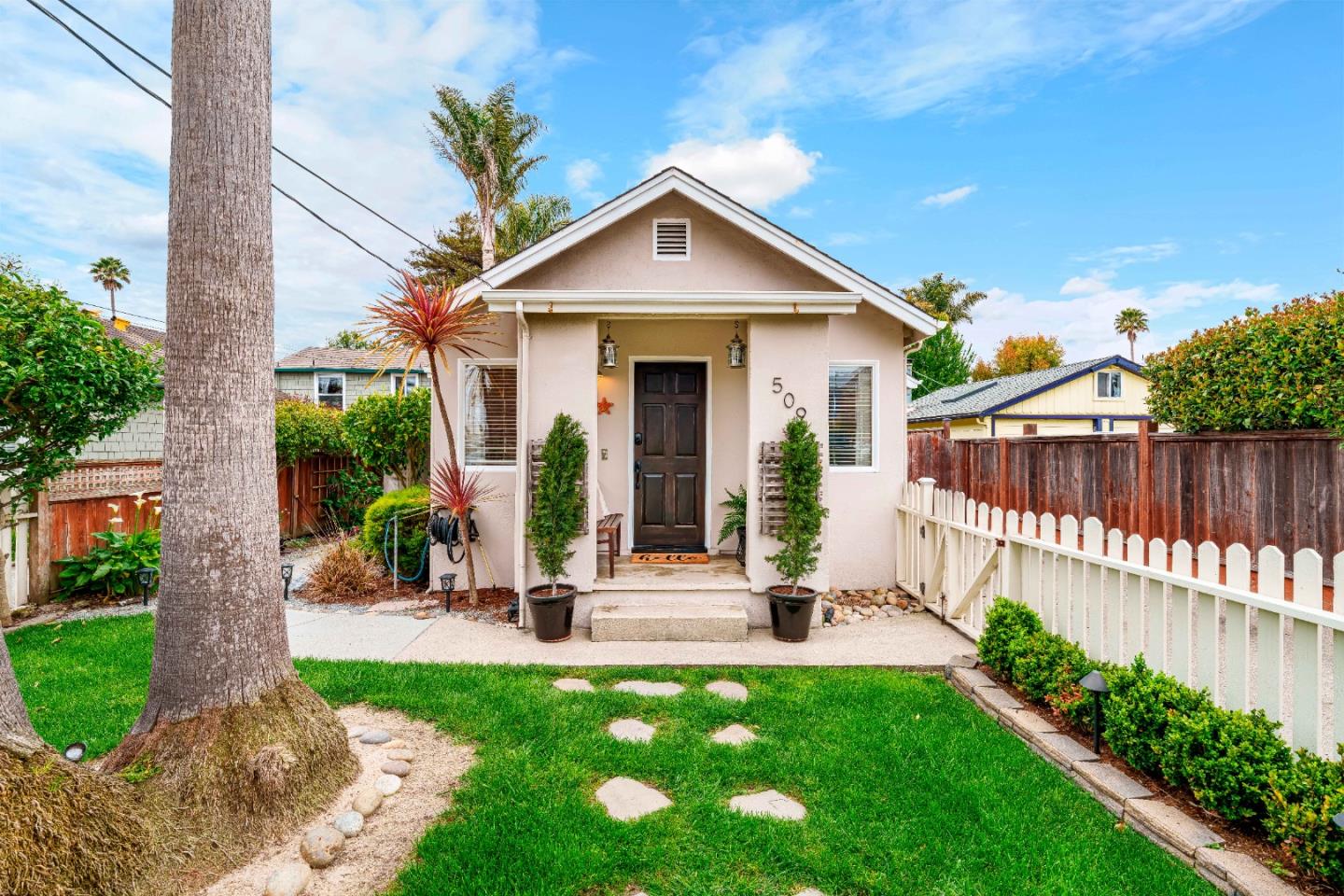 Detail Gallery Image 4 of 57 For 509 36th Ave, Santa Cruz,  CA 95062 - 3 Beds | 2 Baths