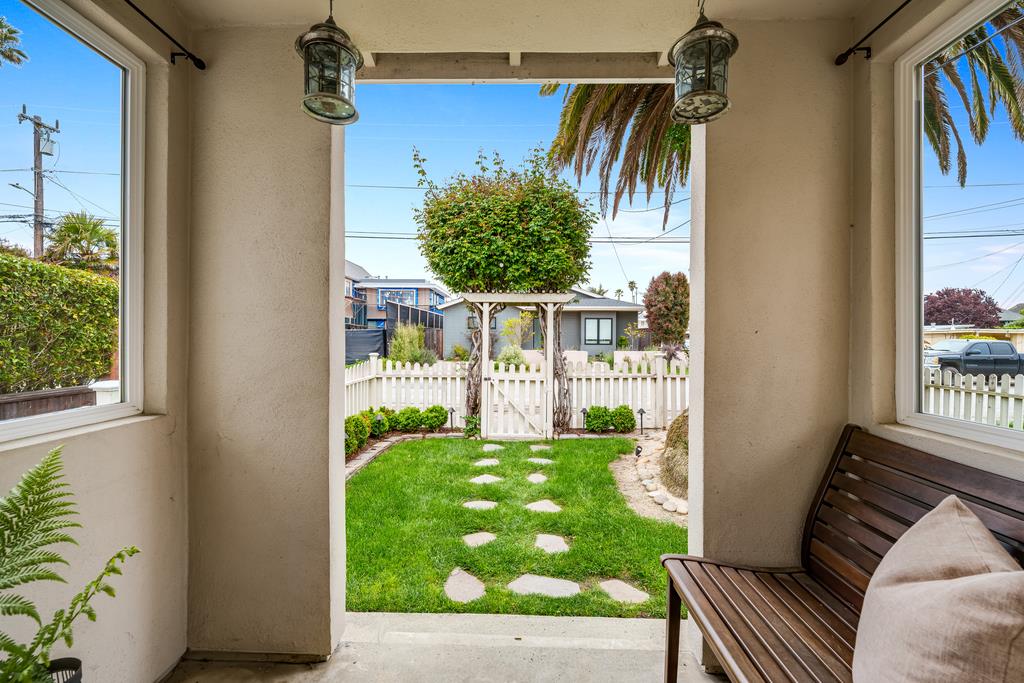 Detail Gallery Image 6 of 57 For 509 36th Ave, Santa Cruz,  CA 95062 - 3 Beds | 2 Baths