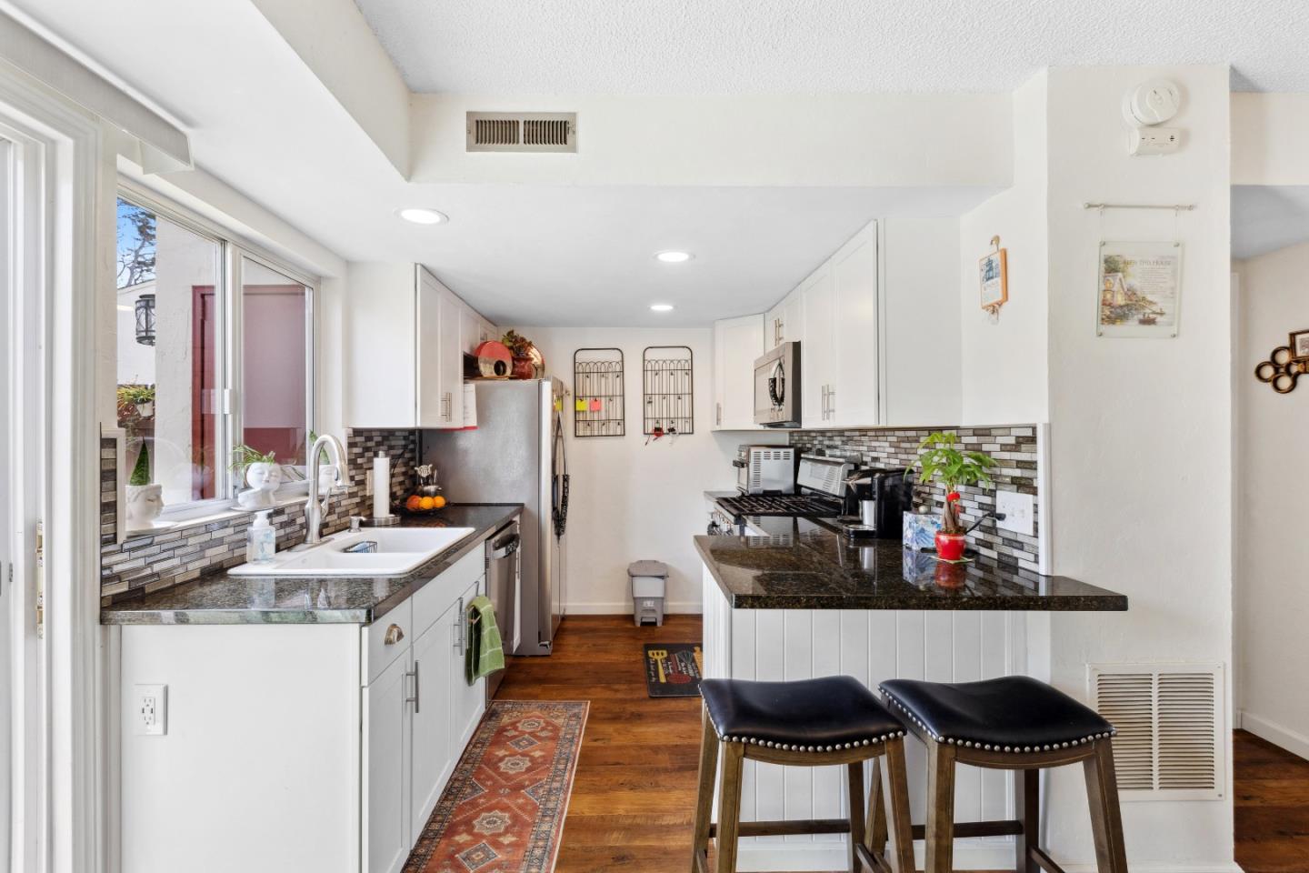 Detail Gallery Image 10 of 24 For 3137 Seacrest Ave #5,  Marina,  CA 93933 - 3 Beds | 2/1 Baths
