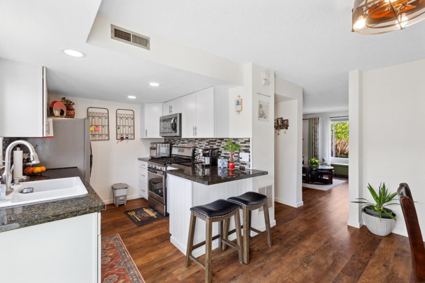 Detail Gallery Image 8 of 24 For 3137 Seacrest Ave #5,  Marina,  CA 93933 - 3 Beds | 2/1 Baths