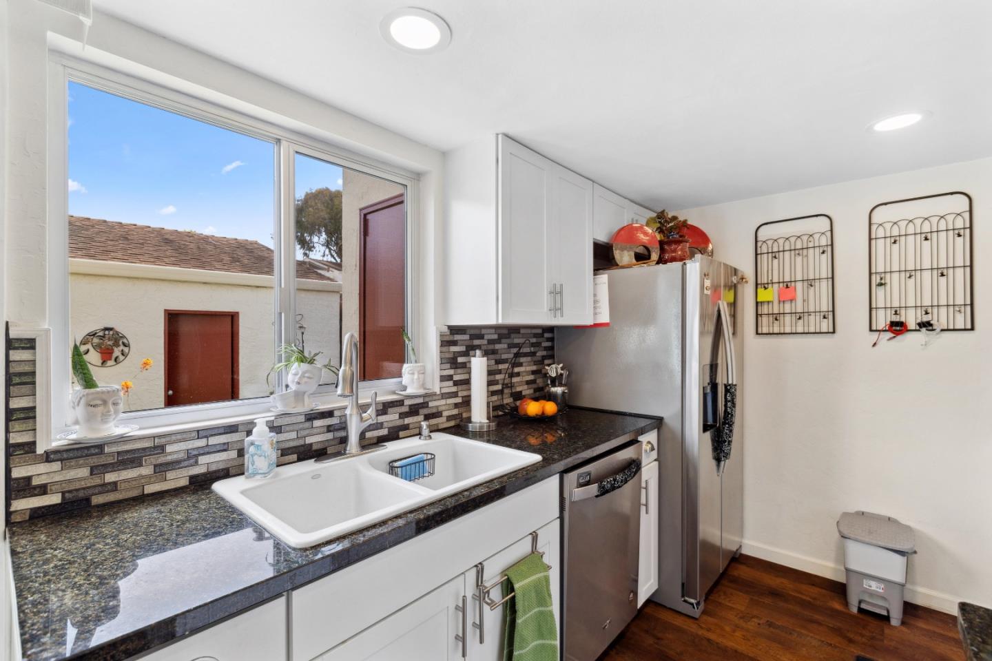 Detail Gallery Image 9 of 24 For 3137 Seacrest Ave #5,  Marina,  CA 93933 - 3 Beds | 2/1 Baths