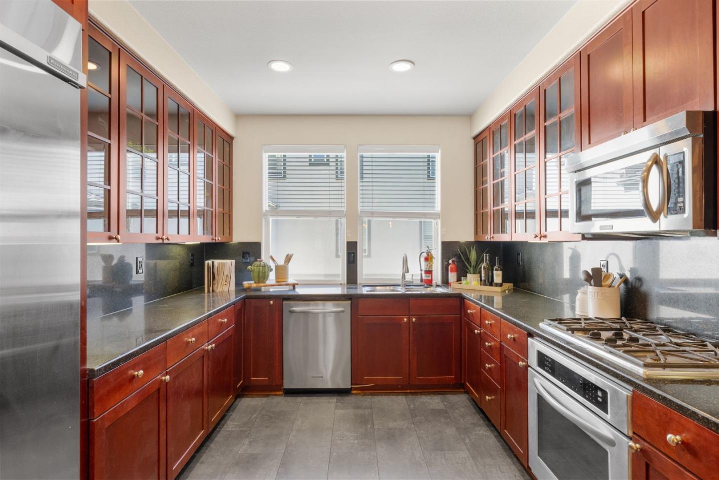Detail Gallery Image 3 of 31 For 835 Gaspar Vis, San Jose,  CA 95126 - 4 Beds | 3/1 Baths